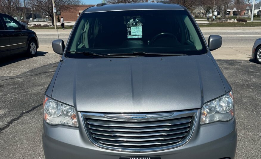 2015 CHRYSLER TOWN & COUNTRY (170KM) $14,995 + H.S.T. DVD,  BACK UP CAMERA