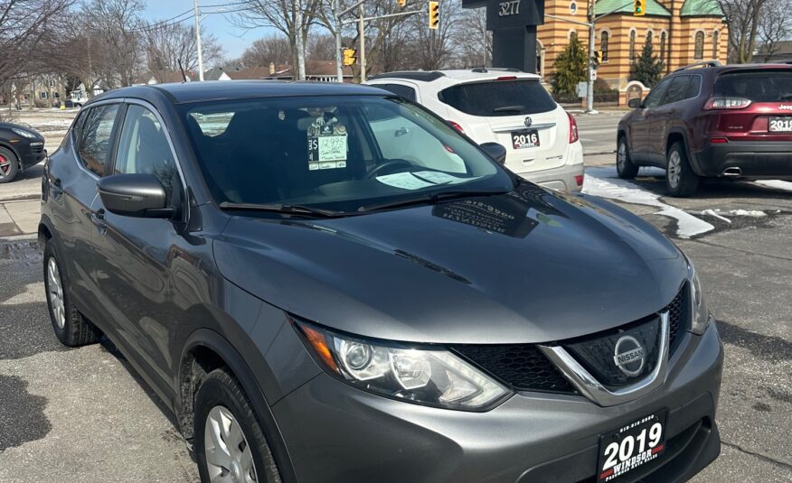 2019 NISSAN QASHQAI S (183KM) $12,995 + HST MANUAL TRANSMISSION NO ACCIDENTS CLEAN CARFAX