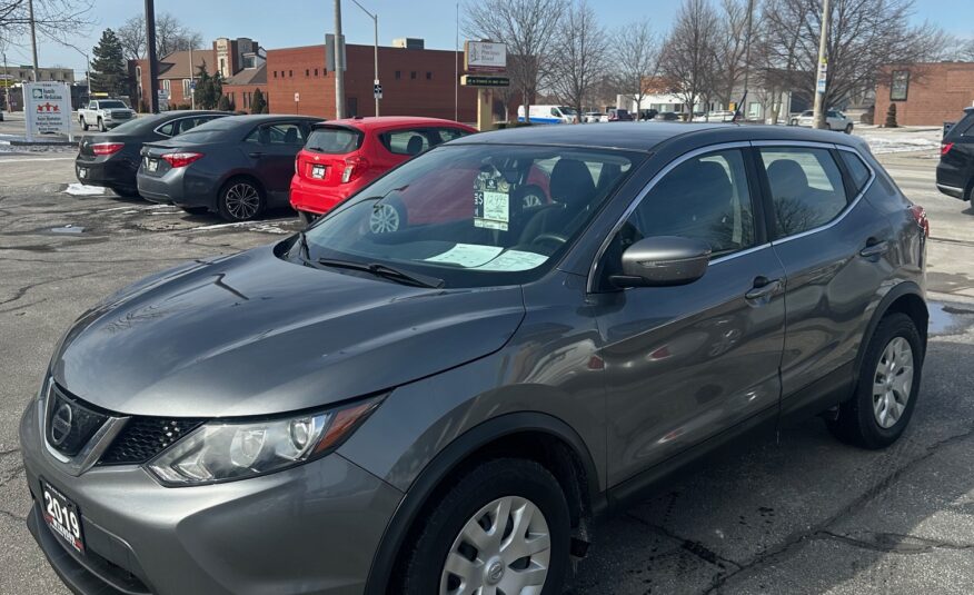 2019 NISSAN QASHQAI S (183KM) $12,995 + HST MANUAL TRANSMISSION NO ACCIDENTS CLEAN CARFAX