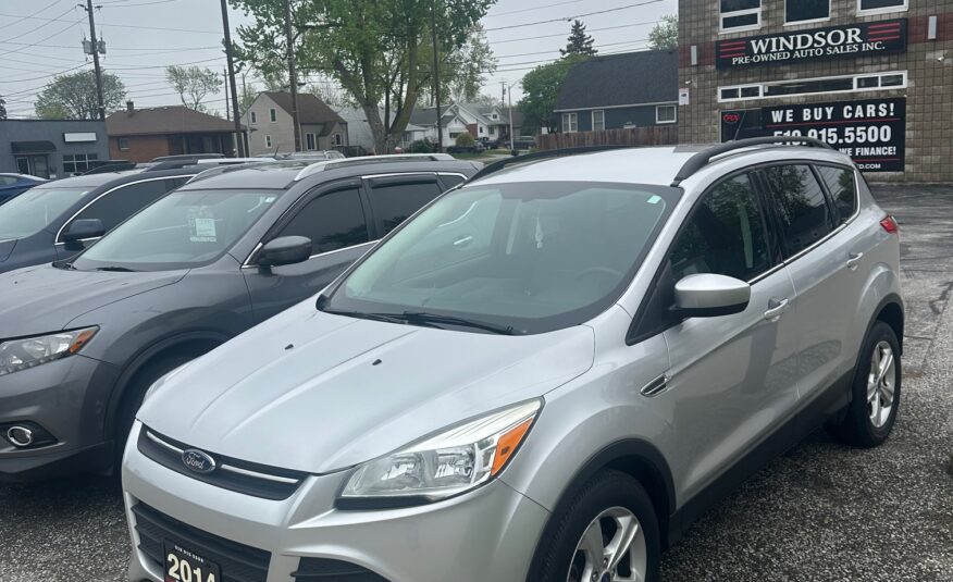 2014 FORD ESCAPE 4WD (132KM) $10,995 + HST – BACK UP CAMERA – BLUETOOTH – HEATED SEATS