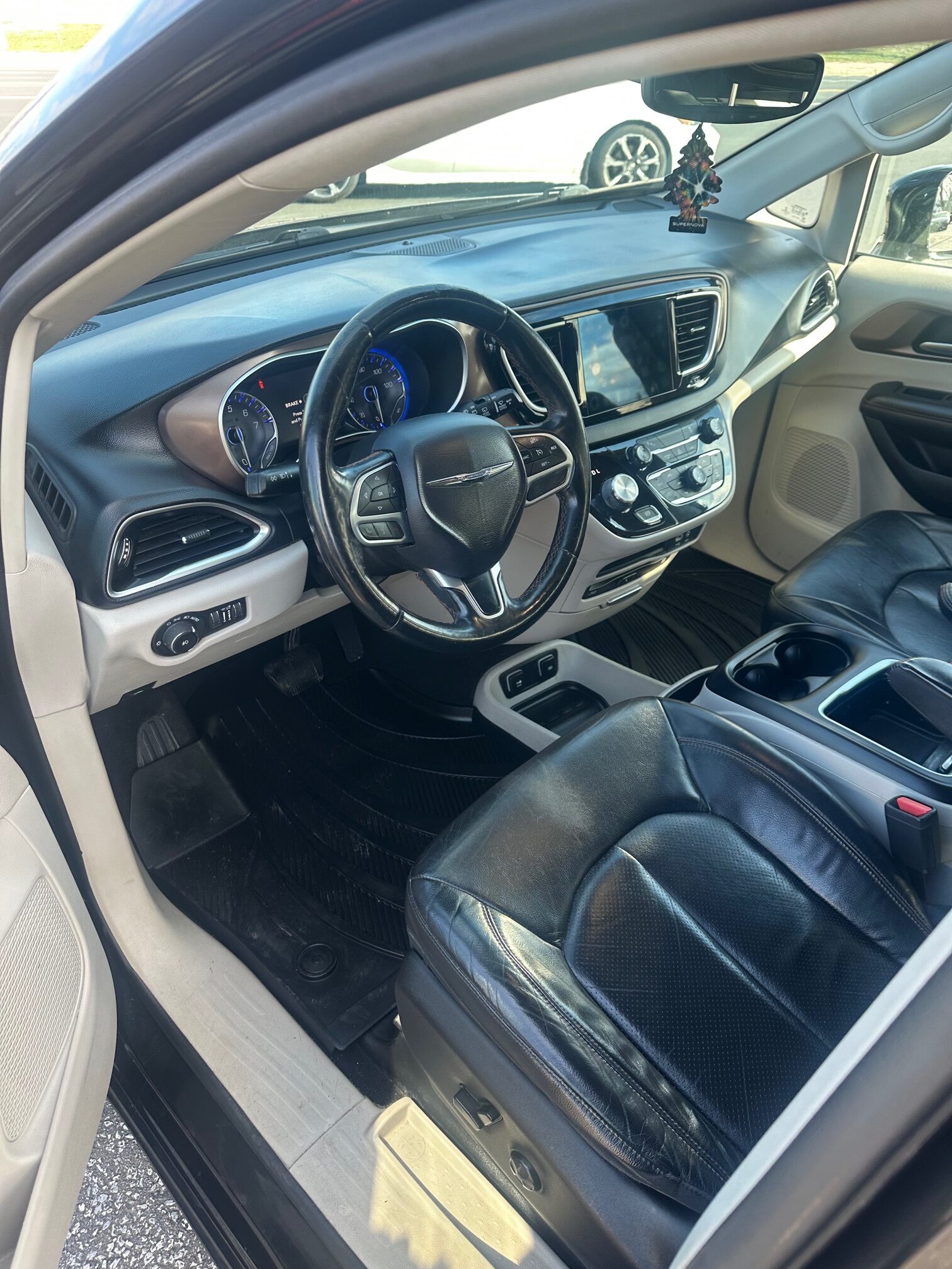 2017 CHRYSLER PACIFICA TOURING-L FULLY LOADER (198KM) $14,995 + HST – DOUBLE DVD’S NAVIGATION POWER SLIDERS