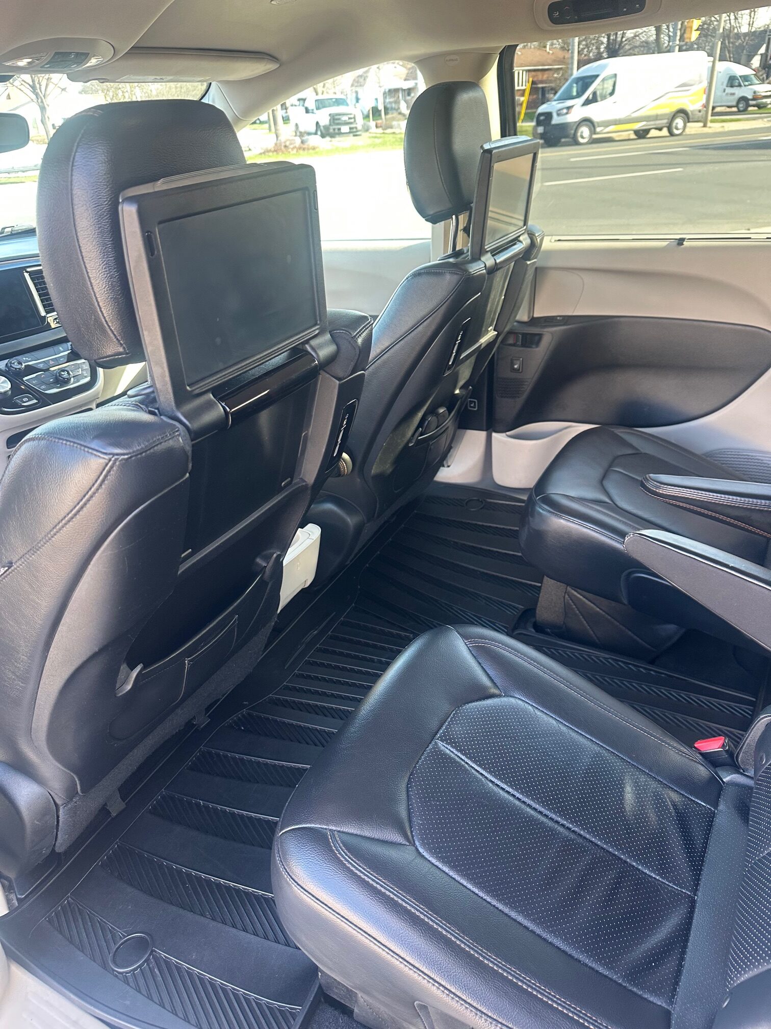 2017 CHRYSLER PACIFICA TOURING-L FULLY LOADER (198KM) $14,995 + HST – DOUBLE DVD’S NAVIGATION POWER SLIDERS