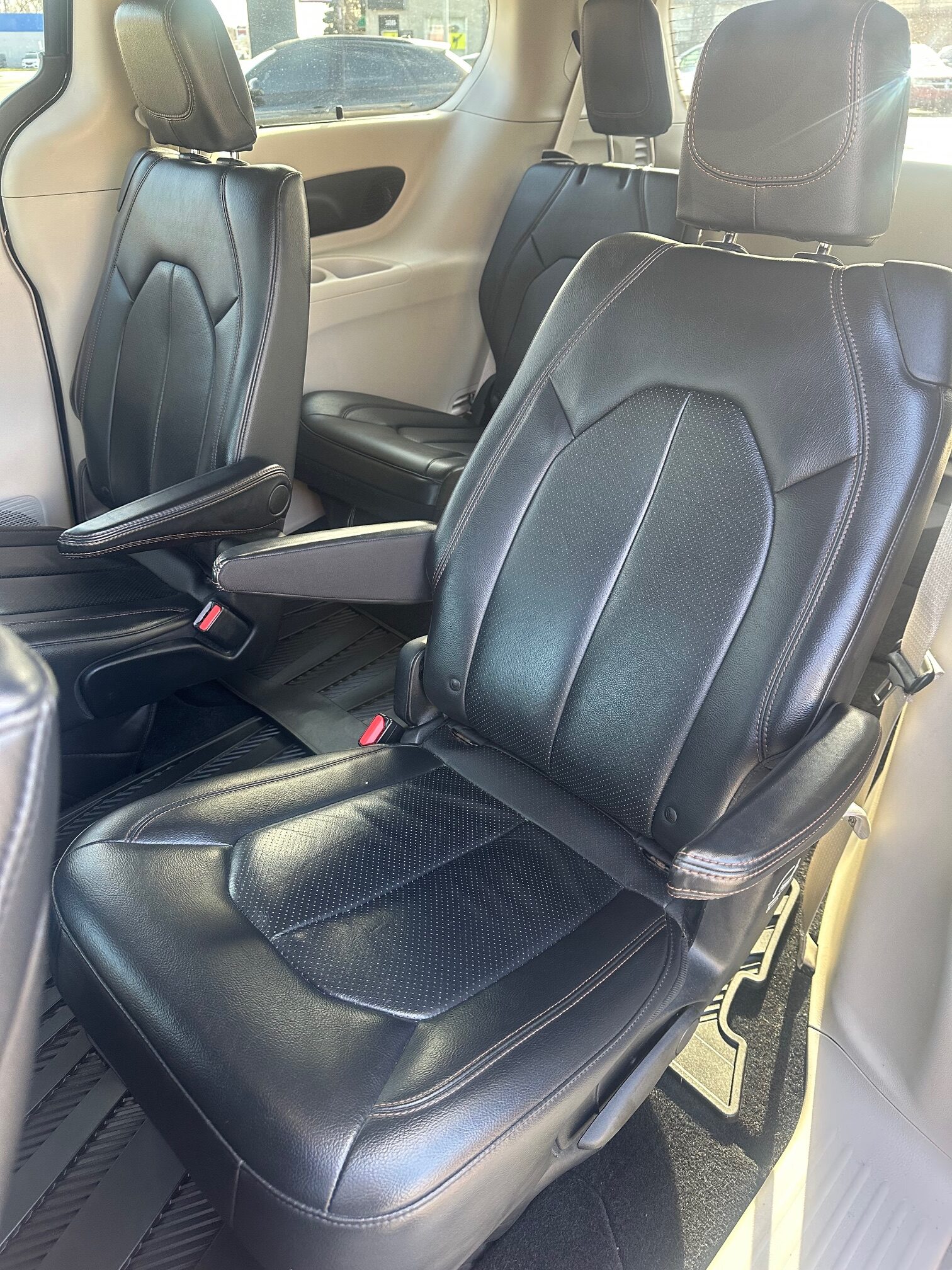 2017 CHRYSLER PACIFICA TOURING-L FULLY LOADER (198KM) $14,995 + HST – DOUBLE DVD’S NAVIGATION POWER SLIDERS