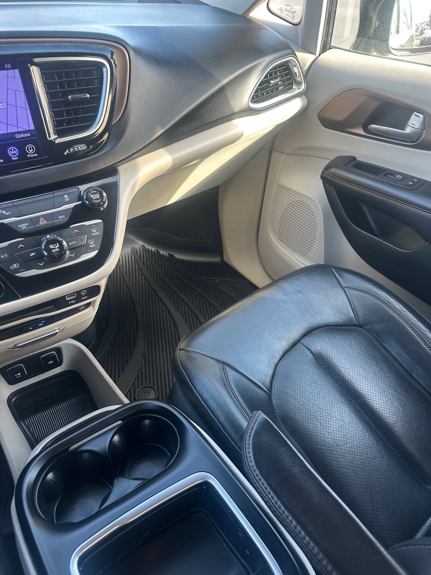 2017 CHRYSLER PACIFICA TOURING-L FULLY LOADER (198KM) $14,995 + HST – DOUBLE DVD’S NAVIGATION POWER SLIDERS