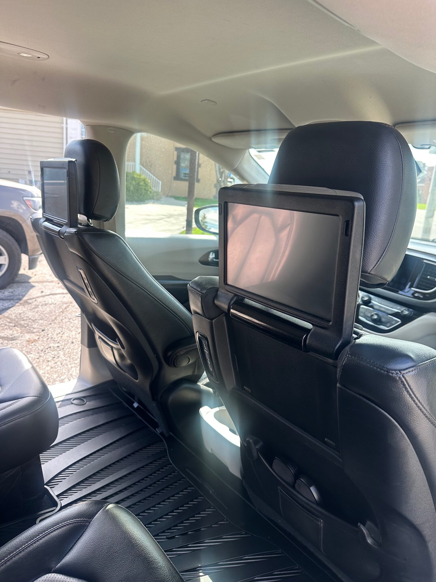 2017 CHRYSLER PACIFICA TOURING-L FULLY LOADER (198KM) $14,995 + HST – DOUBLE DVD’S NAVIGATION POWER SLIDERS