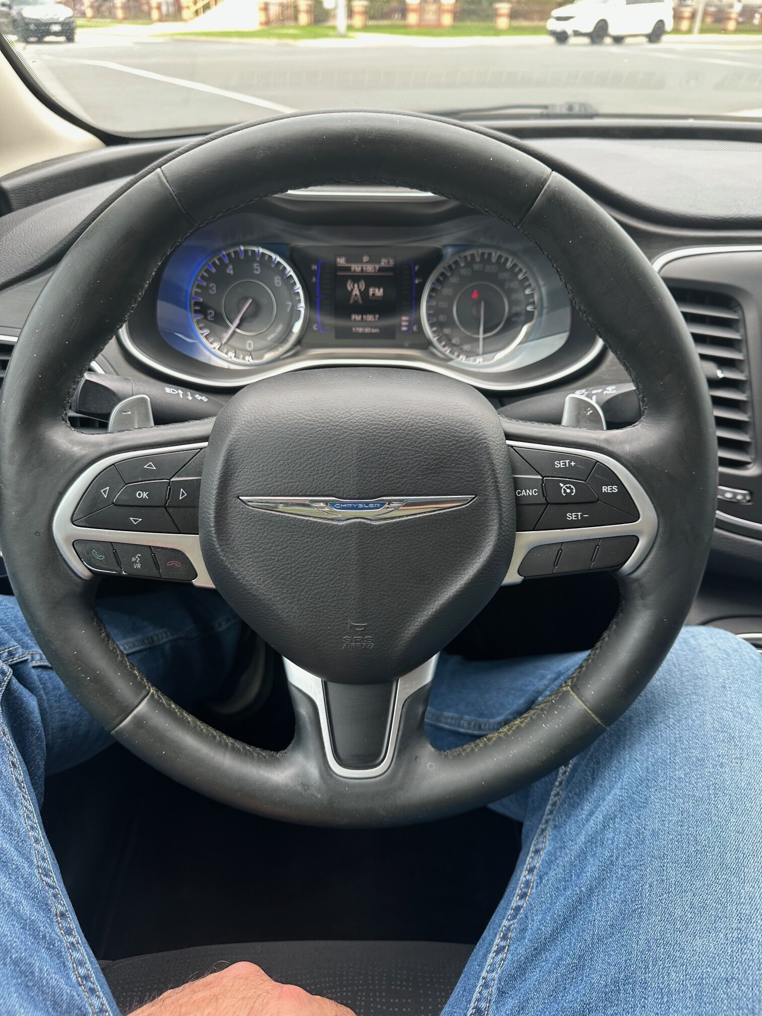 2015 CHRYSLER 200 LIMITED  (178KM) $9,995 + HST – VERY CLEAN – V6 – BLUETOOTH – BACK UP CAMERA