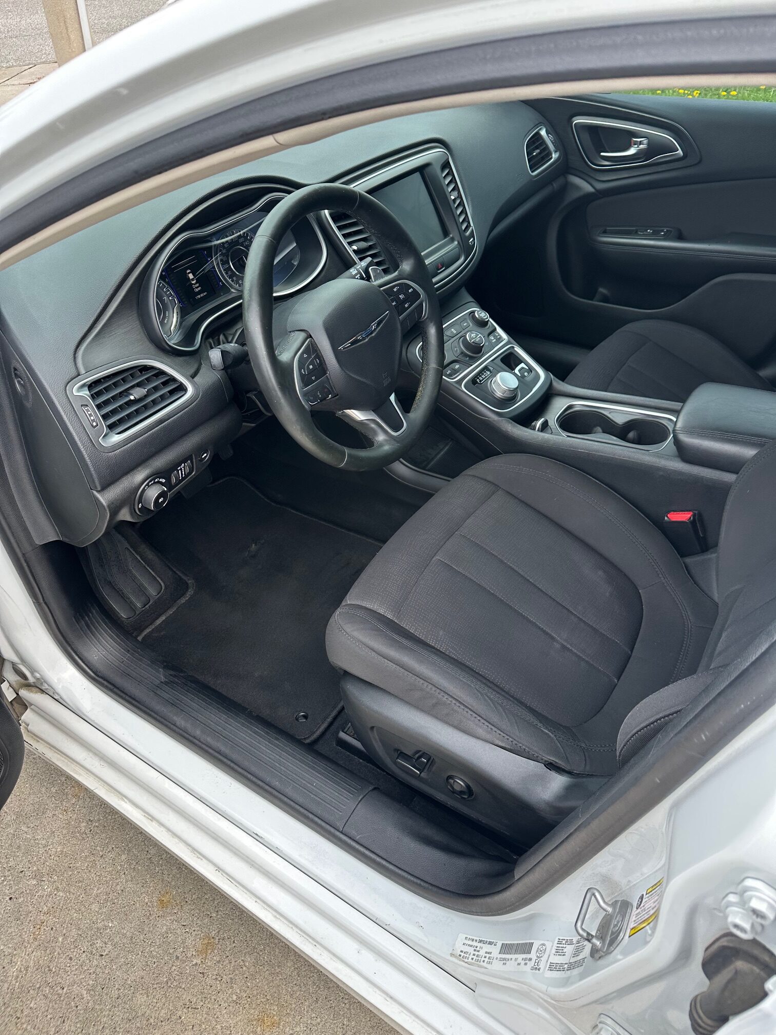 2015 CHRYSLER 200 LIMITED  (178KM) $9,995 + HST – VERY CLEAN – V6 – BLUETOOTH – BACK UP CAMERA