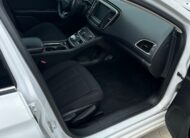 2015 CHRYSLER 200 LIMITED  (178KM) $9,995 + HST – VERY CLEAN – V6 – BLUETOOTH – BACK UP CAMERA