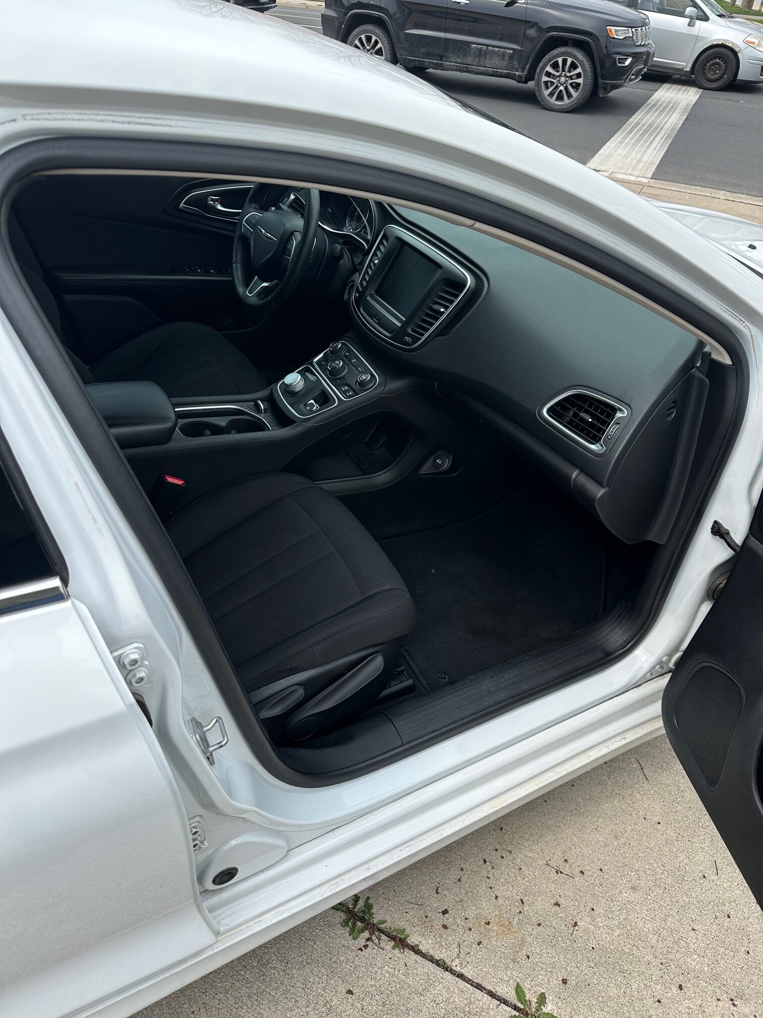 2015 CHRYSLER 200 LIMITED  (178KM) $9,995 + HST – VERY CLEAN – V6 – BLUETOOTH – BACK UP CAMERA