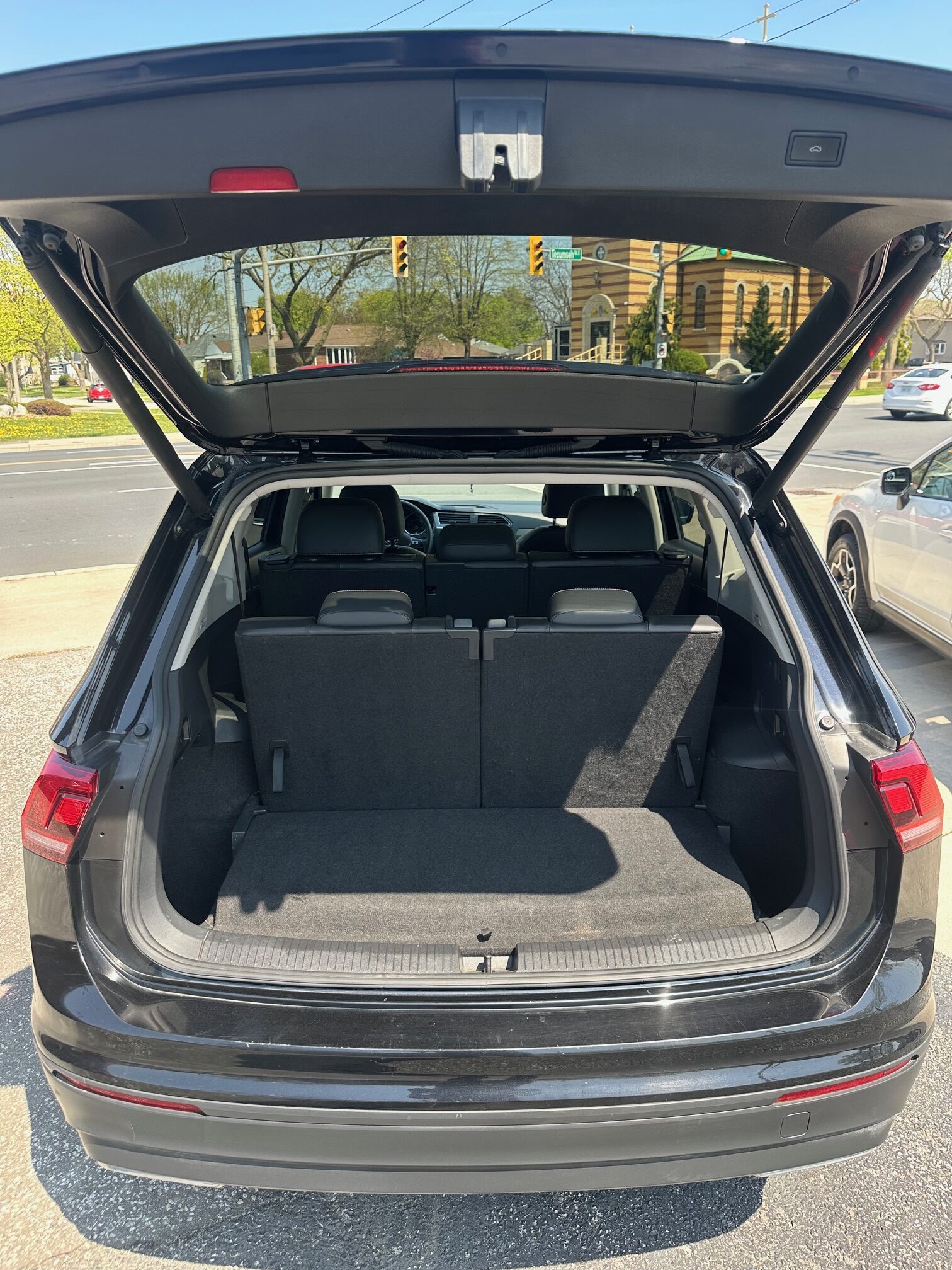 2021 VOLKSWAGEN TIGUAN (161K) $18,995 + HST – 7 PASSENGER – 4WD – PANORAMIC ROOF – NO ACCIDENTS