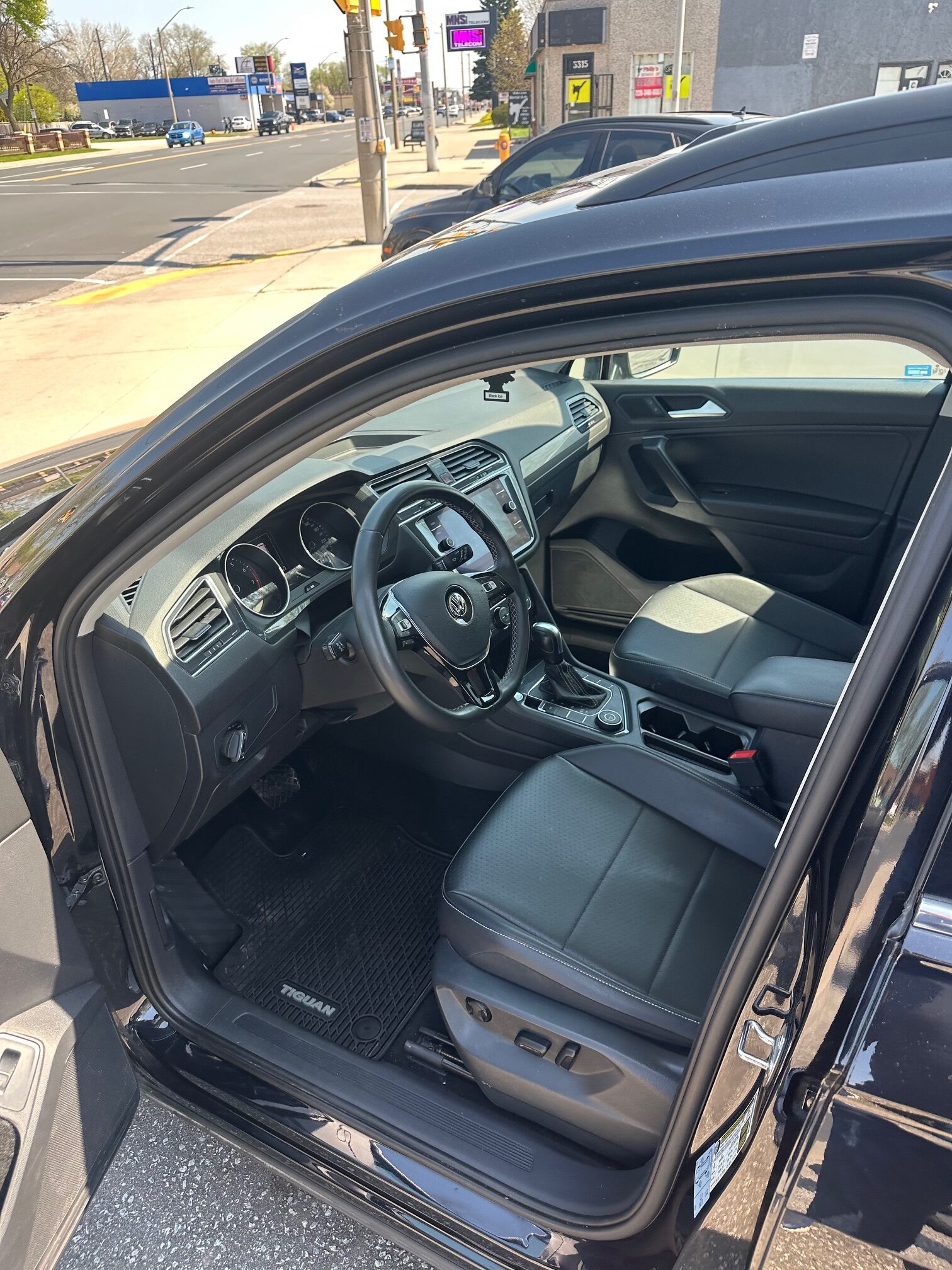 2021 VOLKSWAGEN TIGUAN (161K) $18,995 + HST – 7 PASSENGER – 4WD – PANORAMIC ROOF – NO ACCIDENTS