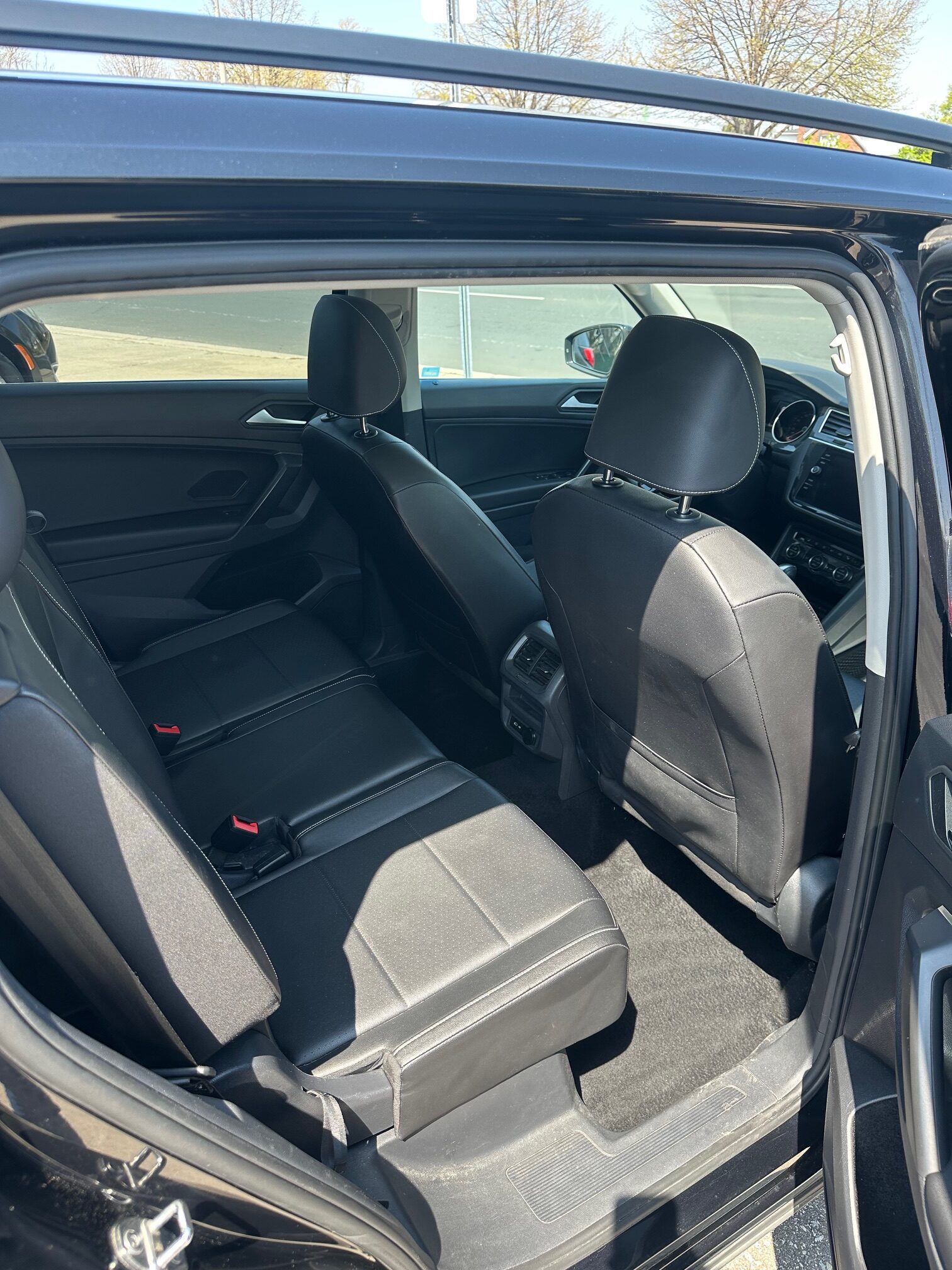 2021 VOLKSWAGEN TIGUAN (161K) $18,995 + HST – 7 PASSENGER – 4WD – PANORAMIC ROOF – NO ACCIDENTS