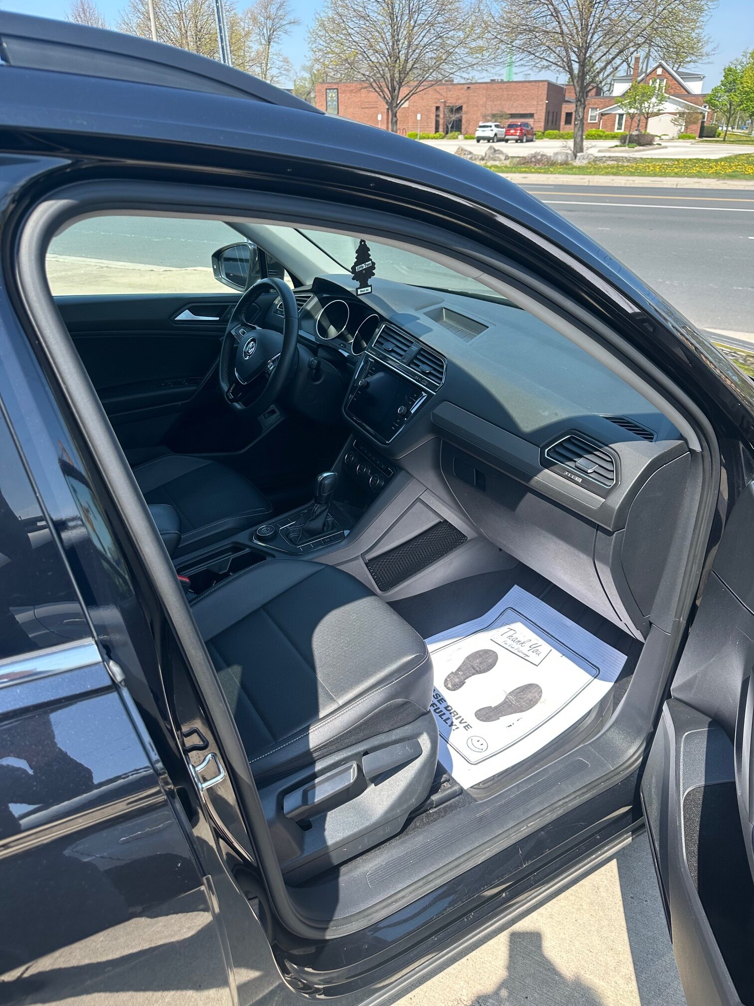 2021 VOLKSWAGEN TIGUAN (161K) $18,995 + HST – 7 PASSENGER – 4WD – PANORAMIC ROOF – NO ACCIDENTS