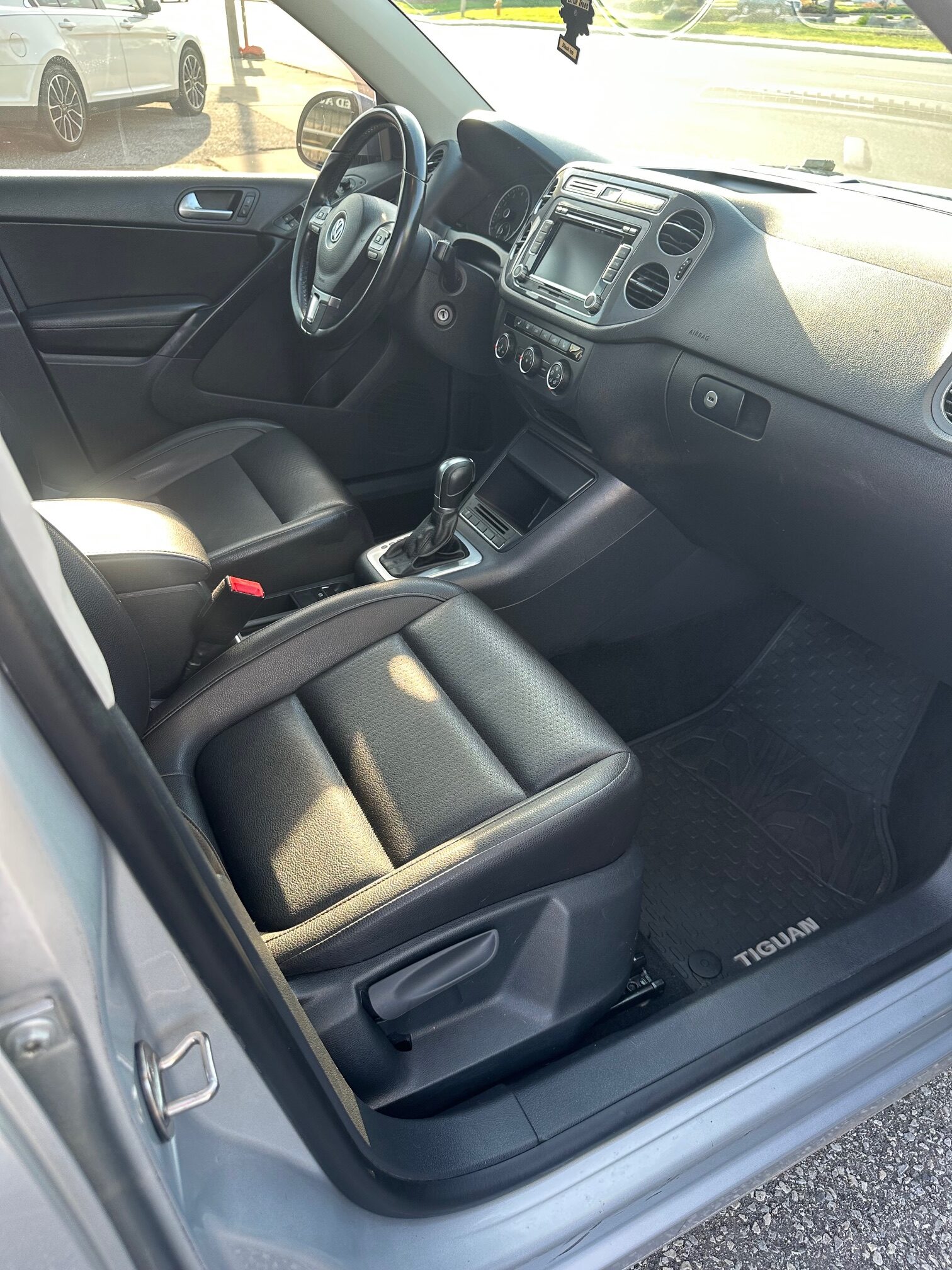 2014 VOLKSWAGEN TIGUAN (208K) $8,995 + HST  2 YR WARRANTY – 4WD – PANORAMIC ROOF – NO ACCIDENTS