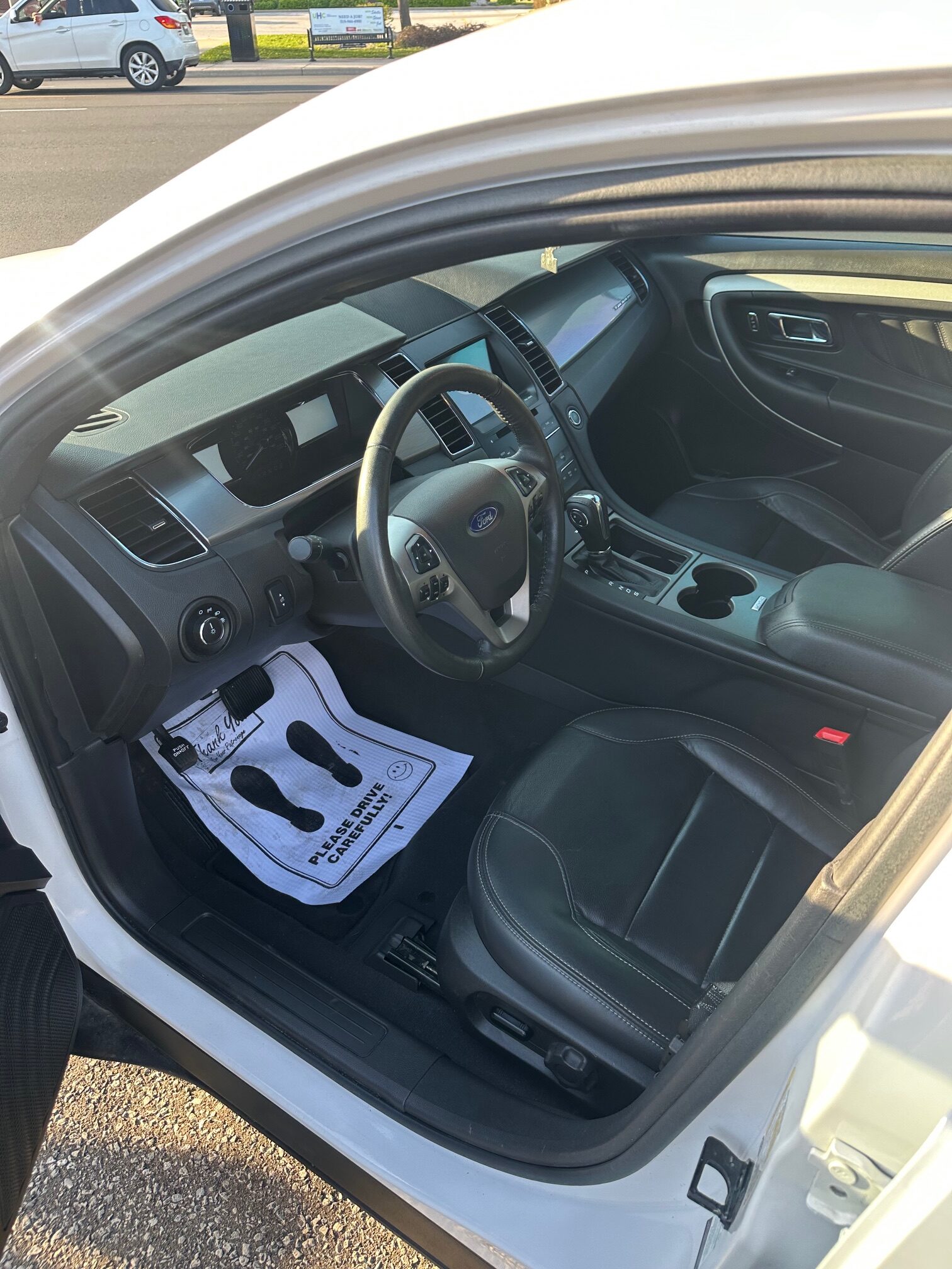 2019 FORD TAURUS SEL (13KM) $14,995 + HST – CLEAN CARFAX – NO ACCIDENTS – V6 – LEATHER – SUNROOF