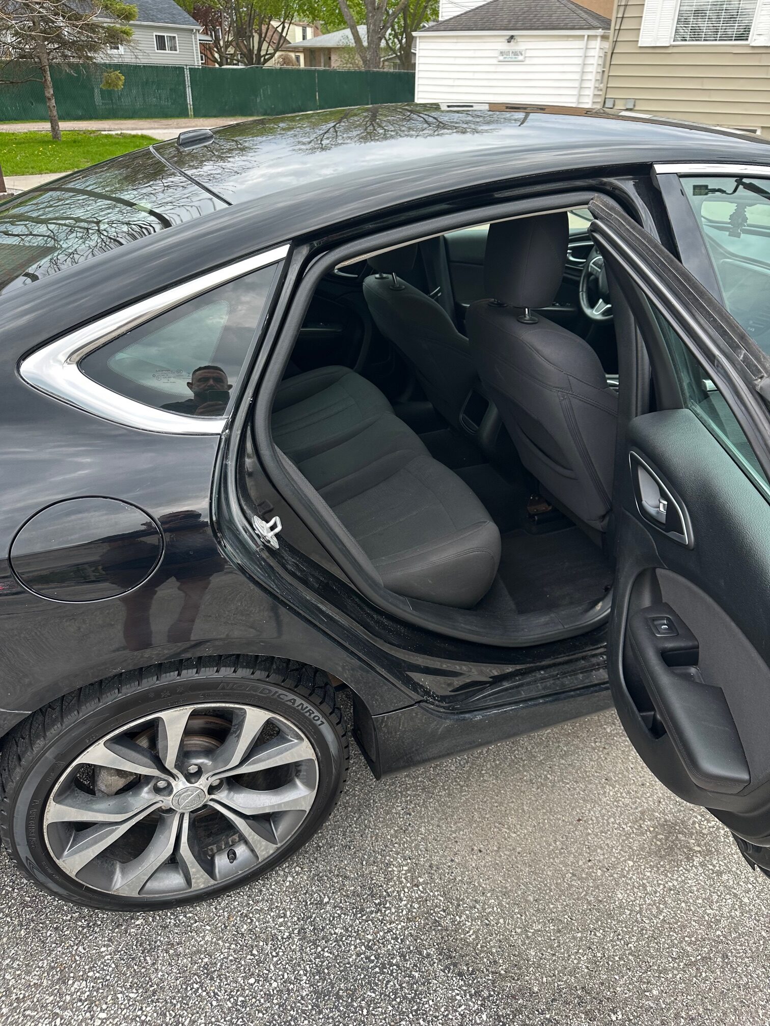 2015 CHRYSLER 200  (210KM) $7,995 + HST – 2 YR POWERTRAIN WARRANTY INCLUDED – CLEAN CARFAX – NO ACCIDENTS