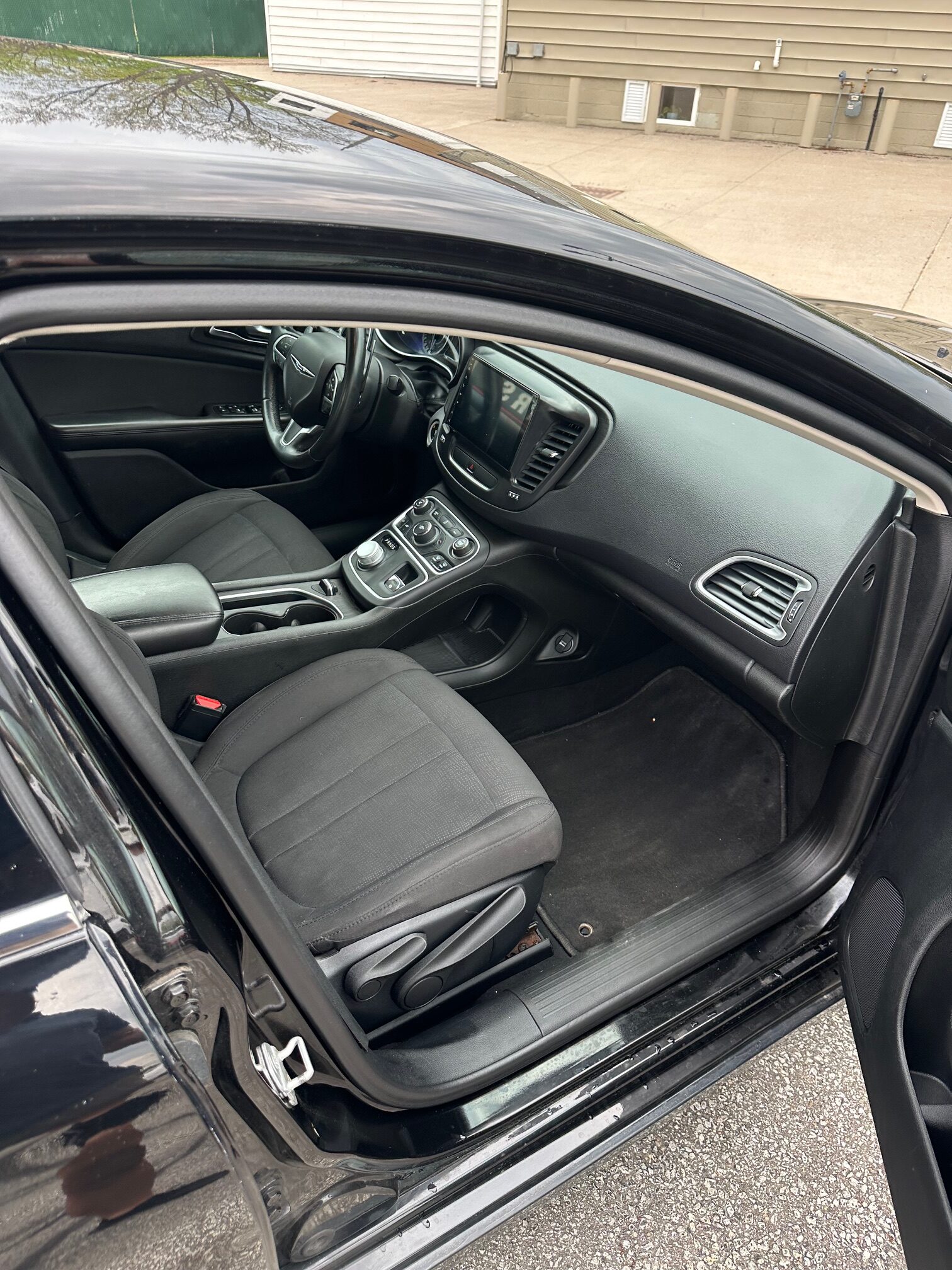 2015 CHRYSLER 200  (210KM) $7,995 + HST – 2 YR POWERTRAIN WARRANTY INCLUDED – CLEAN CARFAX – NO ACCIDENTS