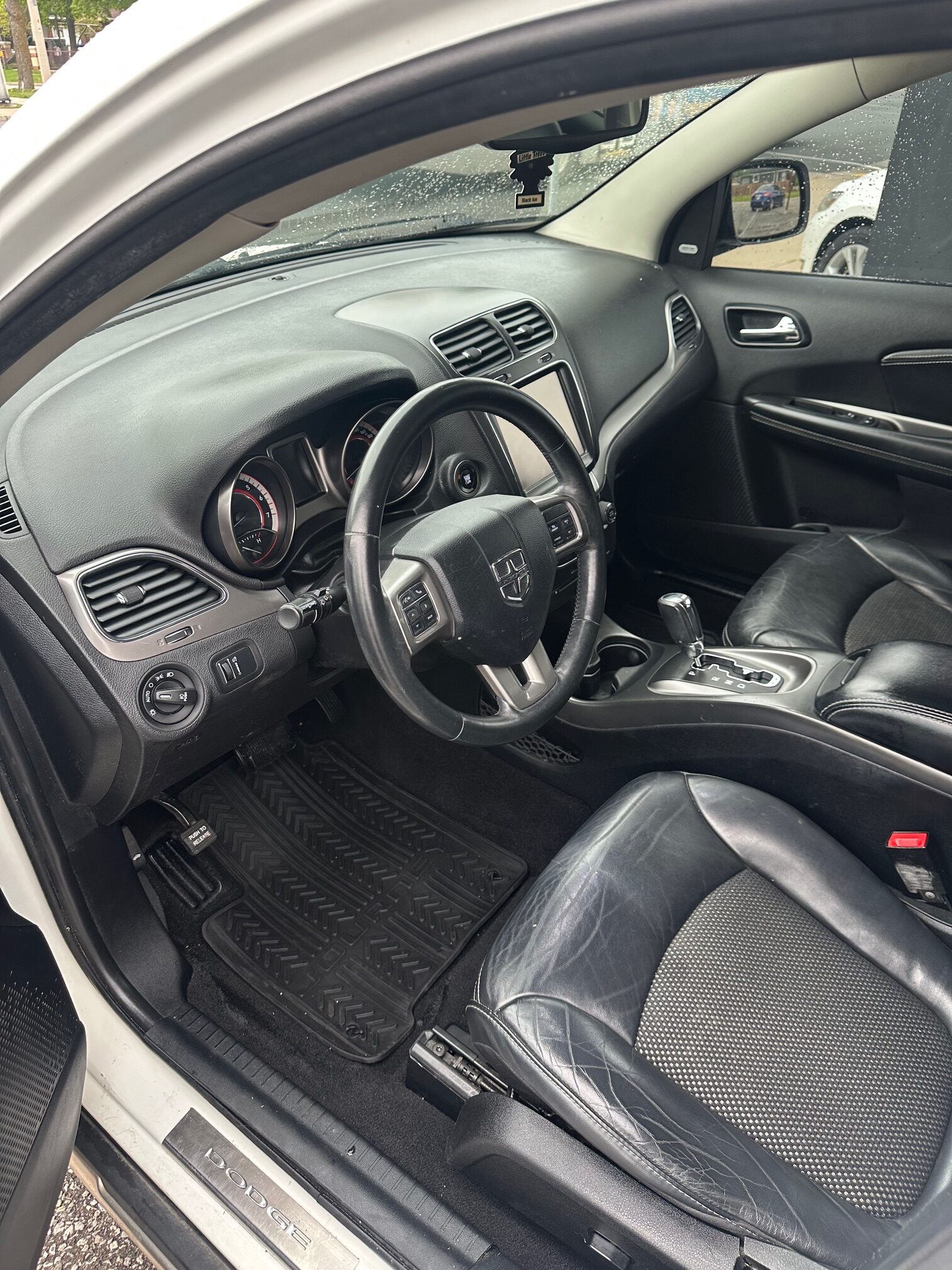2015 DODGE JOURNEY CROSSROAD 7 PASSENGER (199KM) $8,995 + HST – LEATHER – DVD – NAVIGATION – REMOTE START