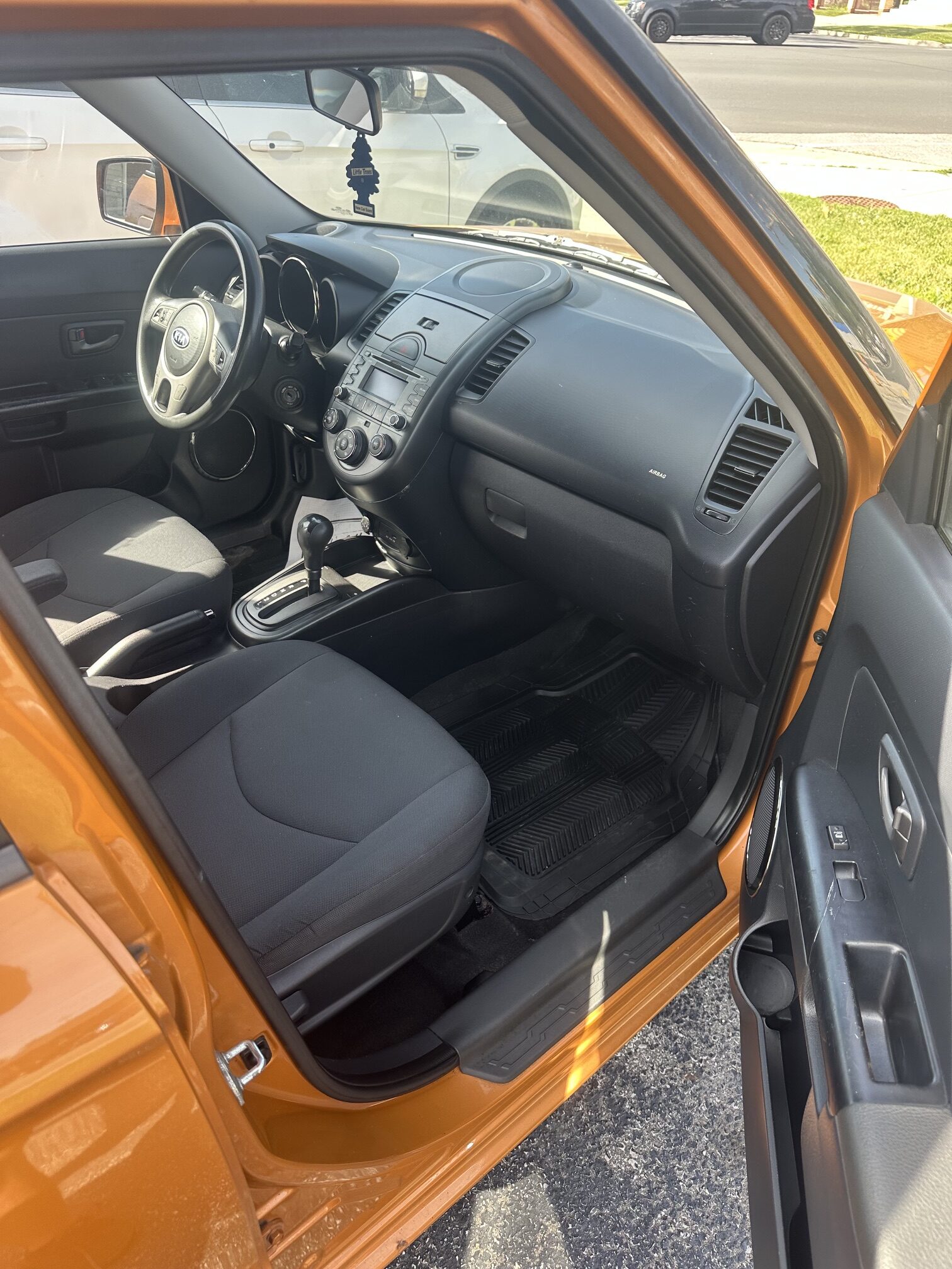 2010 KIA SOUL (211KM) $5,995 + HST – SAFETIED – HEATED SEATS